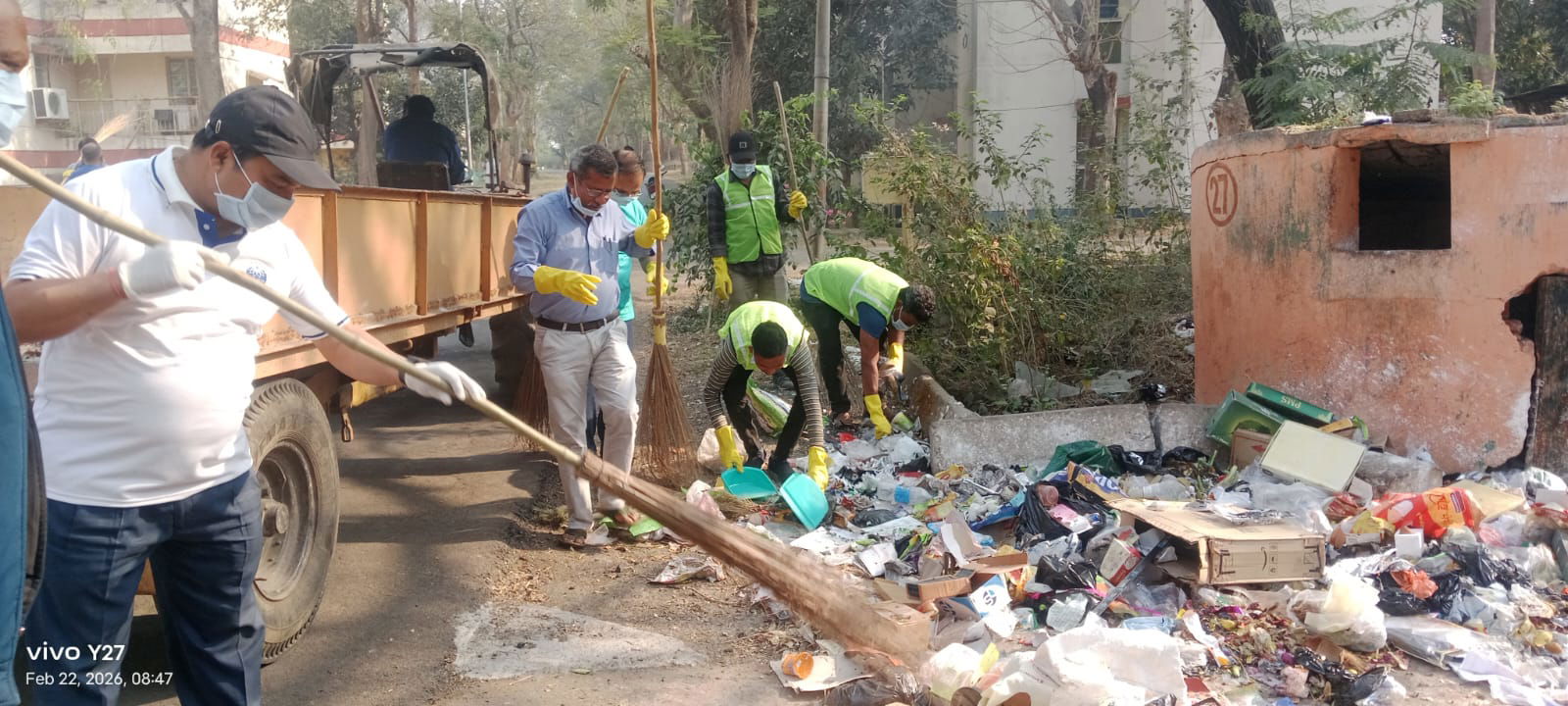 जादूगोड़ाः यूसिल अधिकारियों ने आवासीय कॉलोनी में चलाया स्वच्छता अभियान
