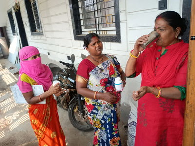 जादूगोड़ाः धर्मडीह में लोगों को खिलाई गई फाइलेरिया की गोली