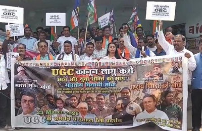 धनबादः UGC कानून लागू करने की मांग को लेकर रणधीर वर्मा चौक पर प्रदर्शन