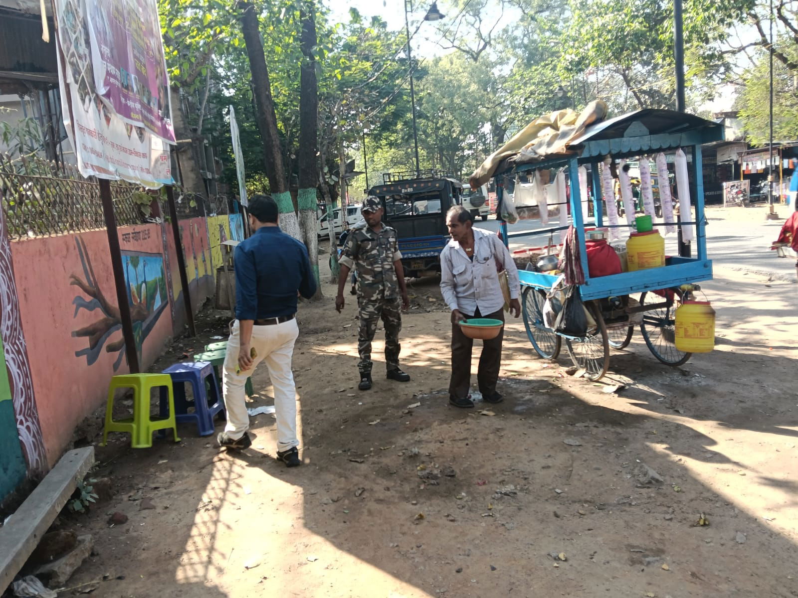 लातेहारः सड़क से हटा अतिक्रमण, नो पार्किंग जोन में खड़े वाहनों से वसूला जुर्माना