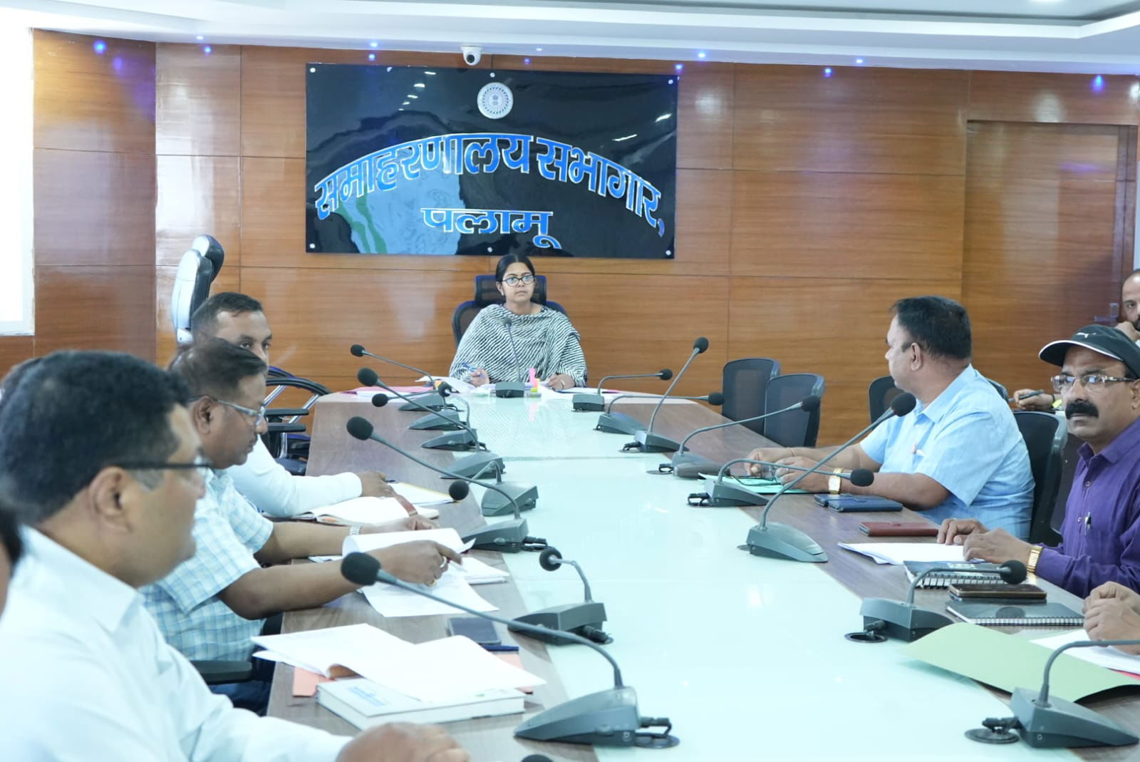 पलामूः डीसी ने की तकनीकी विभागों की समीक्षा, लंबित कार्यों पर जताई नाराजगी