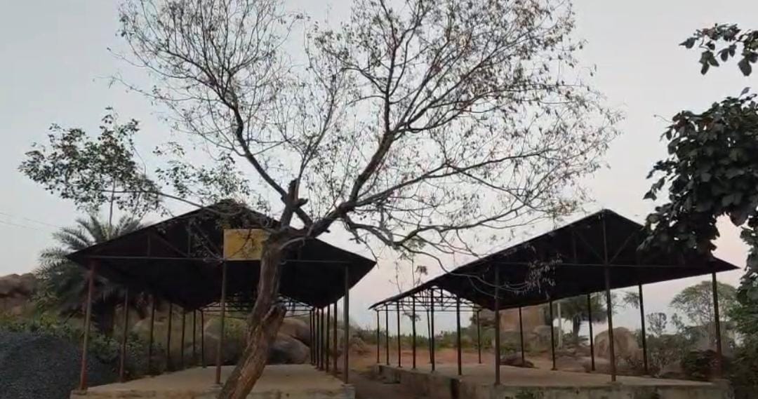 देवघरः वर्षों से बेकार पड़ा है हटिया शेड, योजना पर उठे सवाल