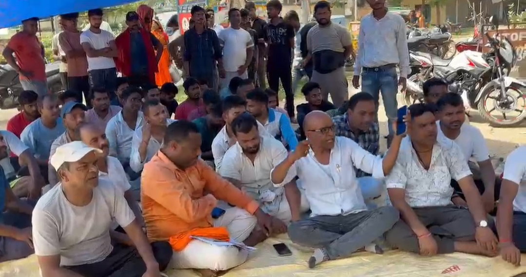 Giridih News : गिरफ्तारी के विरोध में भाजपा का सरिया थाना के समक्ष प्रदर्शन, थानेदार को हटाने की मांग