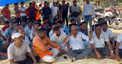 Giridih News : गिरफ्तारी के विरोध में भाजपा का सरिया थाना के समक्ष प्रदर्शन, थानेदार को हटाने की मांग