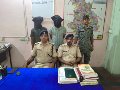 Giridih News : तेलखारी जंगल से दो साइबर अपराधी गिरफ्तार, 6 मोबाइल बरामद