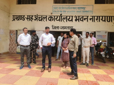 Jamtara News : डीसी ने प्रखंड कार्यालय व सीएचसी का किया निरीक्षण, मेडिसिन स्टोर कीपर पर FIR की चेतावनी