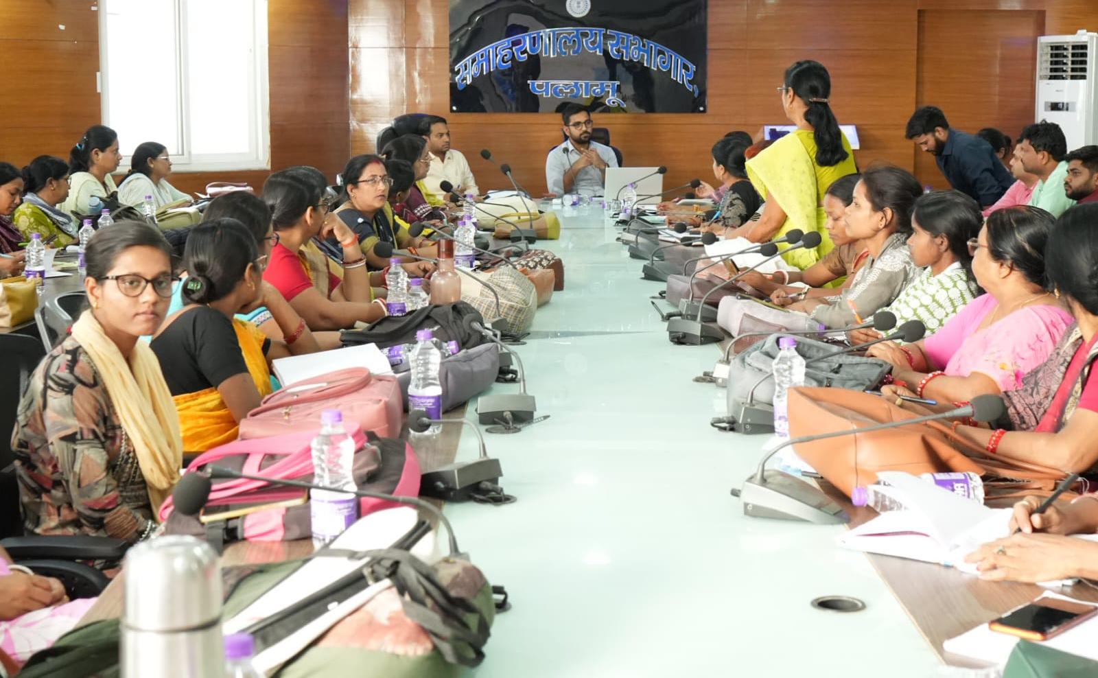 Palamu News : डीसी ने की समाज कल्याण विभाग की समीक्षा, लापरवाही पर एलएस को शोकॉज