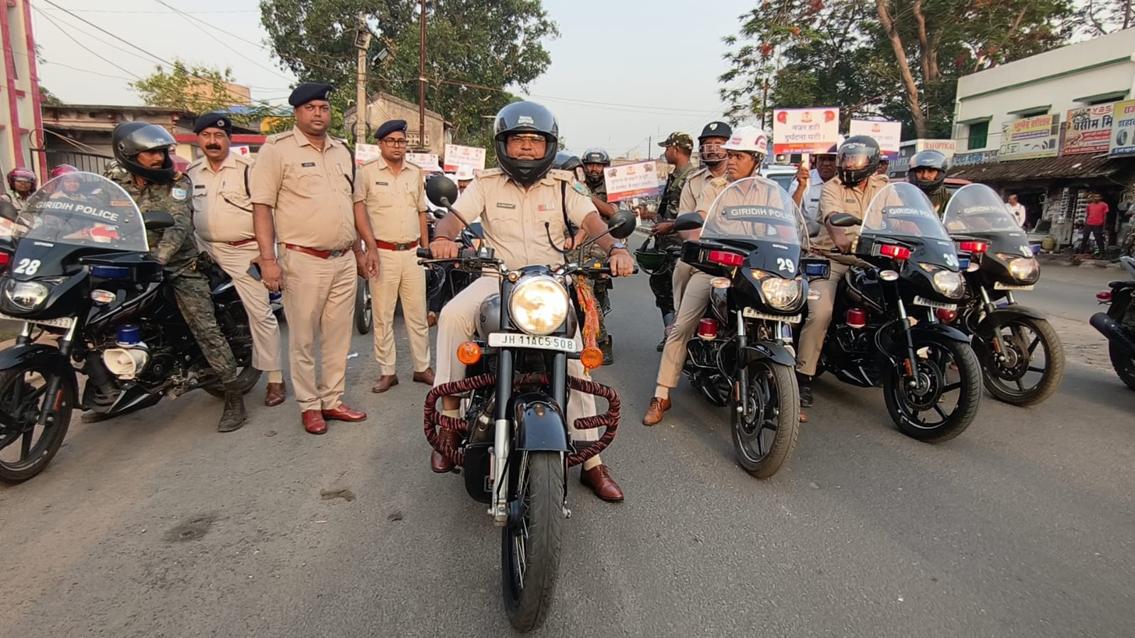 Giridih News : पुलिस की सड़क सुरक्षा जागरूकता बाइक रैली में दिया हेलमेट पहनने का संदेश