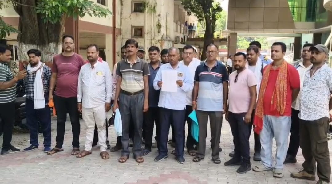 Jamshedpur News : SBI एटीएम के सुरक्षा गार्डों का प्रदर्शन, एजेंसी पर पुराने कर्मियों को हटाने का आरोप
