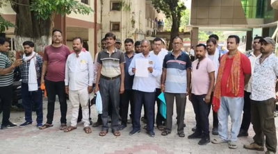 Jamshedpur News : SBI एटीएम के सुरक्षा गार्डों का प्रदर्शन, एजेंसी पर पुराने कर्मियों को हटाने का आरोप