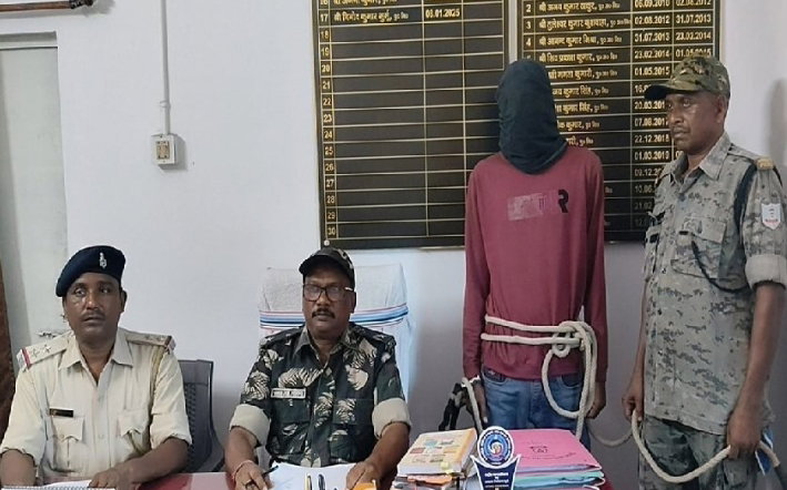 Saraikela News : नीलांचल कंपनी डकैती कांड में फरार आरोपी गिरफ्तार