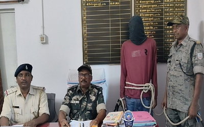 Saraikela News : नीलांचल कंपनी डकैती कांड में फरार आरोपी गिरफ्तार