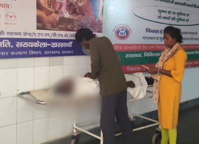 Saraikela News : रोड किनारे खड़े 407 वाहन से टकराई स्कूटी, बुजुर्ग की मौत