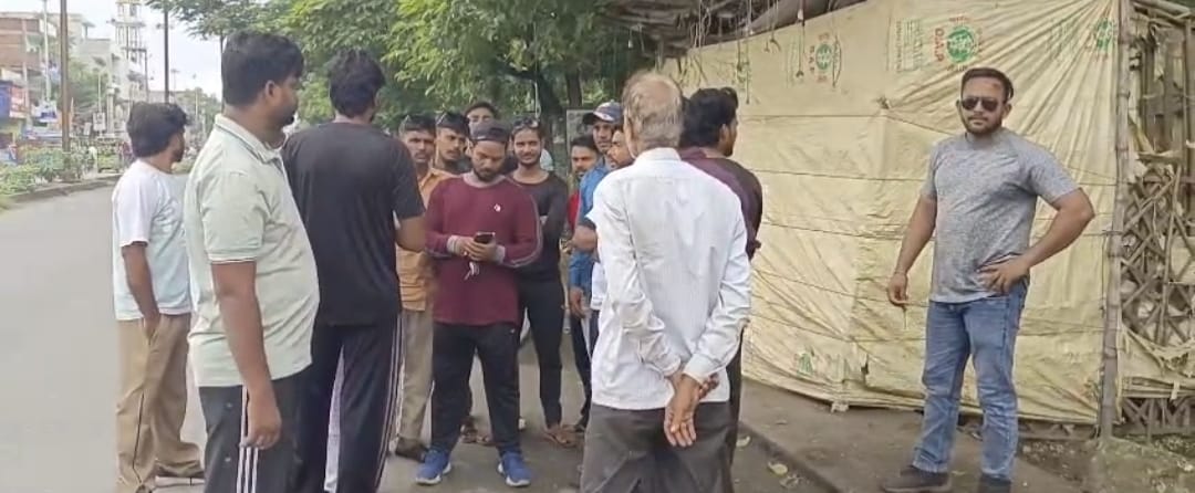 Giridih News : फॉरेस्ट ऑफिस के पास मछली कारोबारी से दिन दहाड़े दो लाख की लूट