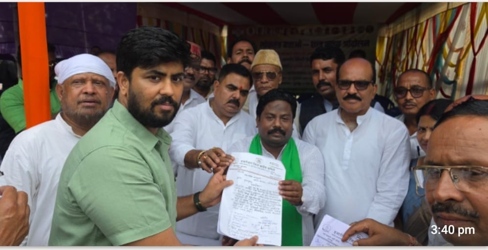 Hazaribagh News : नीट पेपर लीक के विरोध में कांग्रेसियों का प्रदर्शन, राष्ट्रपति के नाम डीसी को सौंपा ज्ञापन