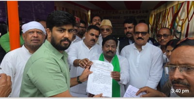 Hazaribagh News : नीट पेपर लीक के विरोध में कांग्रेसियों का प्रदर्शन, राष्ट्रपति के नाम डीसी को सौंपा ज्ञापन