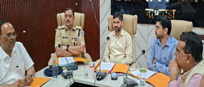 Jamtara News : नशे के खिलाफ सख्ती, डीसी बोले- दवा दुकानों में करें छापेमारी, जागरूकता अभियान भी चलाएं