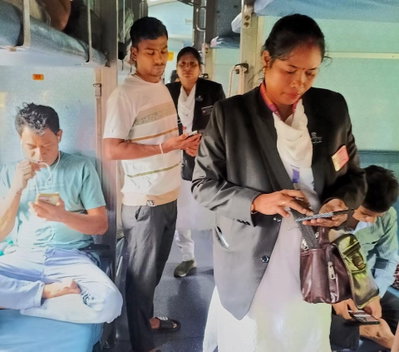 Dhanbad News : मेगा टिकट चेकिंग अभियान में 688 यात्री पकड़ाए, 6.45 लाख वसूला जुर्माना