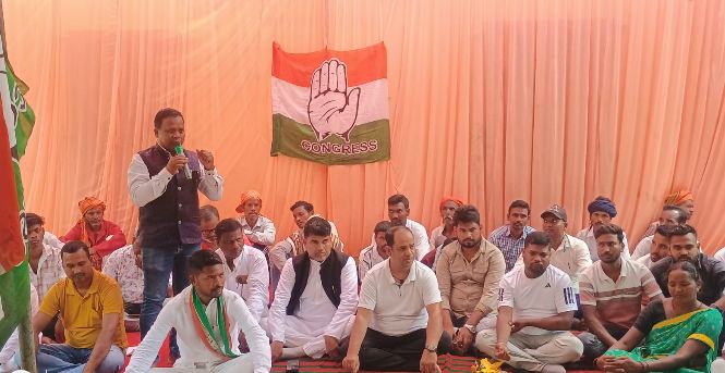 Latehar News : केंद्रीय शिक्षा मंत्री के इस्तीफे की मांग को लेकर कांग्रेस व झामुमो का प्रदर्शन