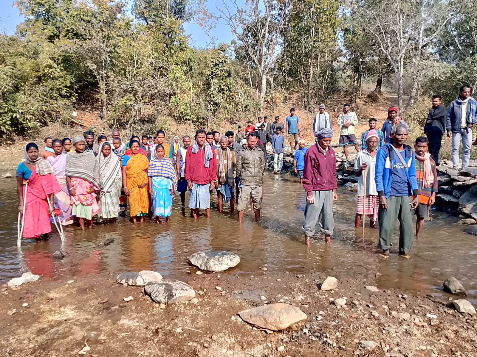 चक्रधरपुरः सड़क व पुल नहीं होने से नाराज ग्रामीणों ने दी आंदोलन की चेतावनी