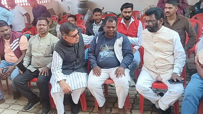 लातेहारः एयर एंबुलेंस क्रैश में मृत पायलट के घर पहुंचे पूर्व मंत्री, परिजनों को दी सांत्वना