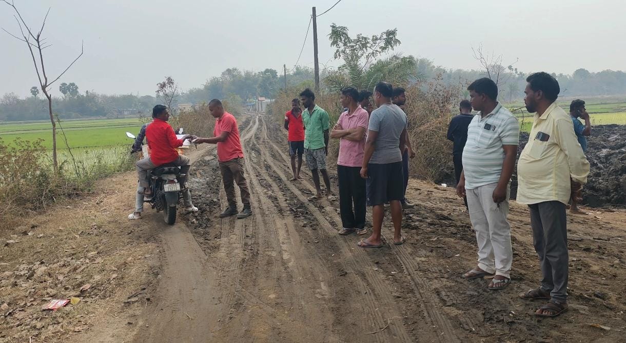 बहरागोड़ा: तालाब के जीर्णोद्धार में अनियमितता, ग्रामीणों में आक्रोश