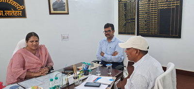 लातेहारः आयुक्त ने मनिका अंचल कार्यालय का किया निरीक्षण