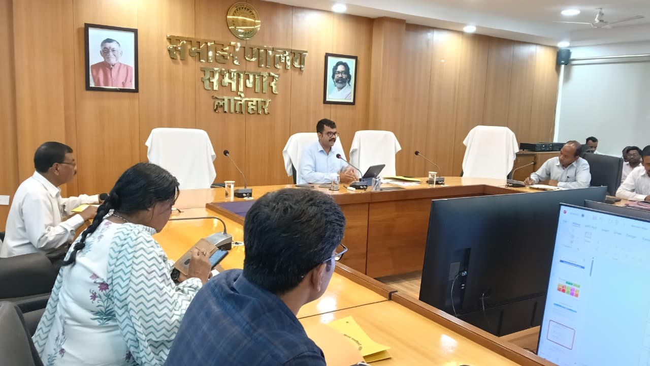 नीति आयोग से जुड़ी योजनाओं को समय पर पूरा करें: लातेहार डीसी