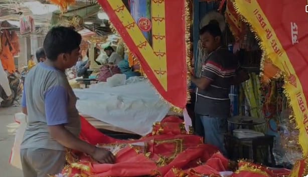 सौहार्द की मिसालः देवघर में मुस्लिम परिवार तैयार करते हैं रामनवमी के झंडे