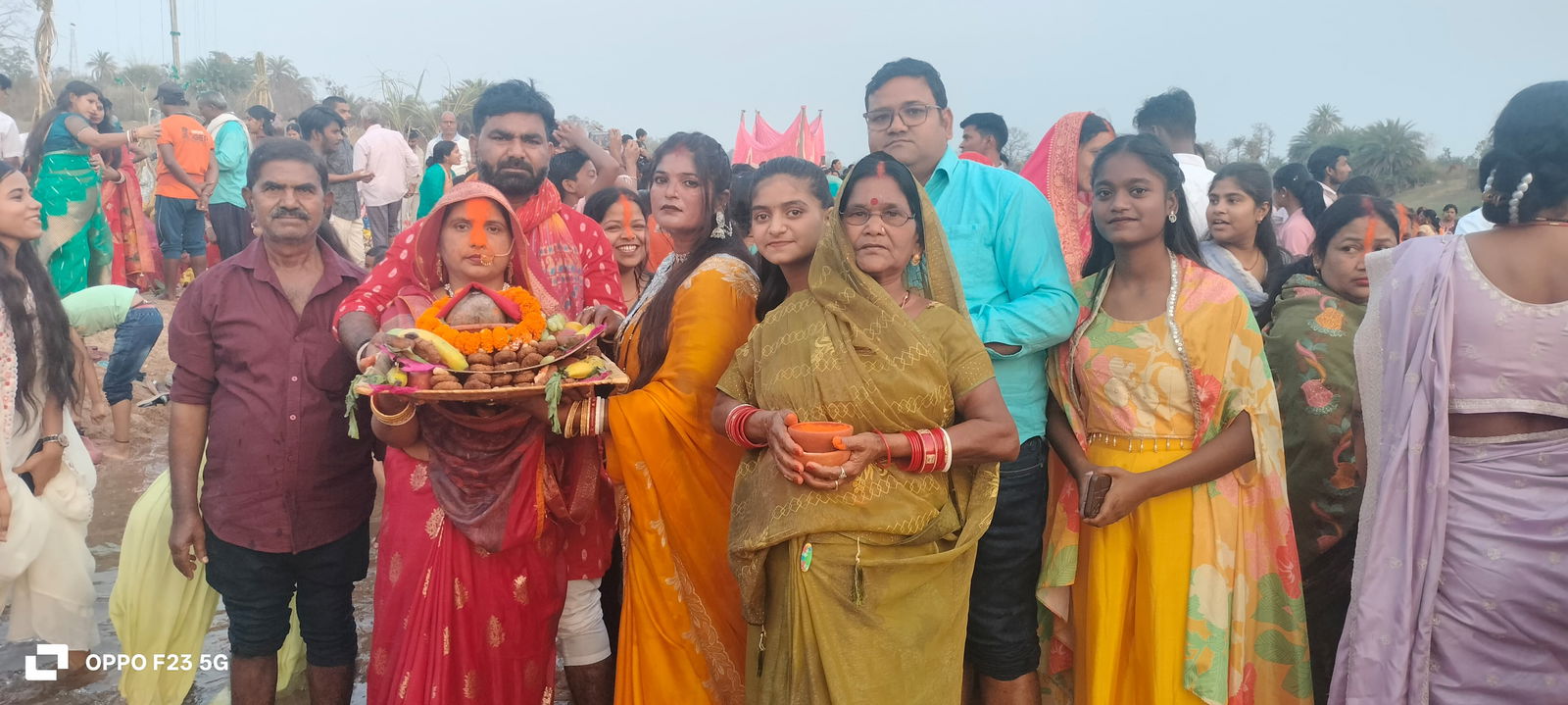 लातेहारः चैती महाछठ पर व्रतियों ने अस्ताचलगामी सूर्य को दिया अर्घ्य