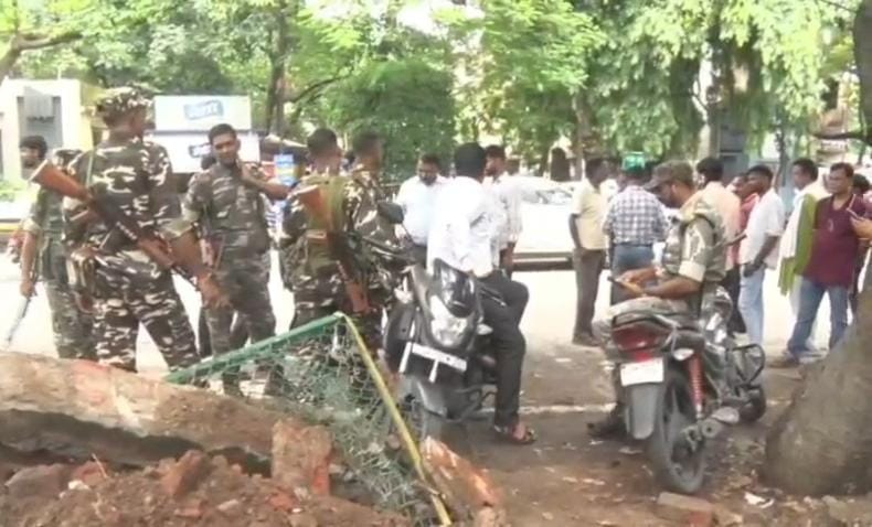 Dhanbad News : सदर हॉस्पिटल परिसर में नए अस्पताल की जमीन पर विवाद, लोगों ने बाउंड्री निर्माण का किया विरोध