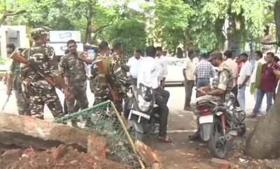 Dhanbad News : सदर हॉस्पिटल परिसर में नए अस्पताल की जमीन पर विवाद, लोगों ने बाउंड्री निर्माण का किया विरोध