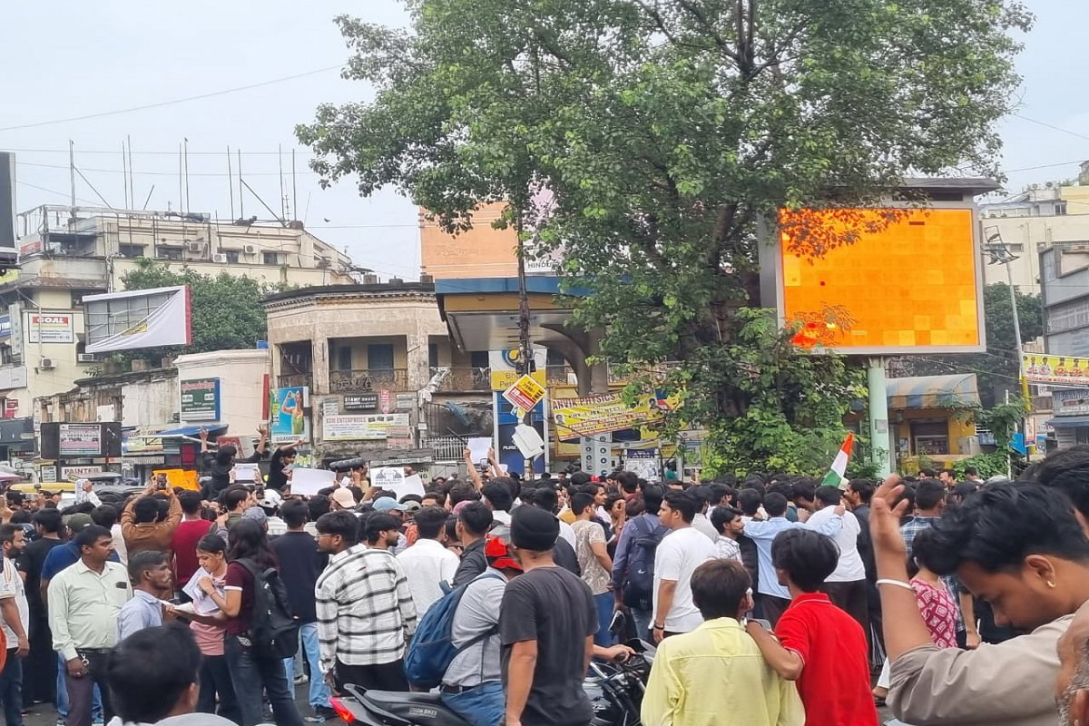 Jamshedpur News : नीट पेपर लीक के विरोध में साकची में छात्रों का प्रदर्शन, मांगा धर्मेंद्र प्रधान का इस्तीफा