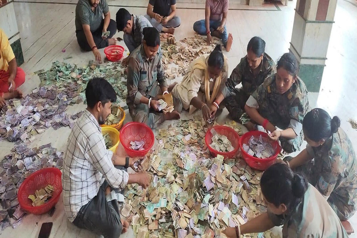 Deoghar News : बाबा बैद्यनाथ मंदिर के 18 दानपात्रों में मिली 17.67 लाख  की राशि