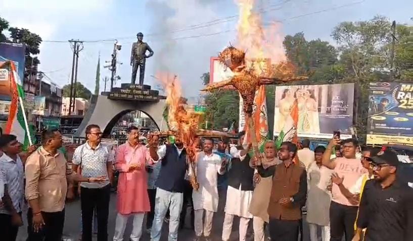 Dhanbad News : नीट पेपर लीक के विरोध में यूथ कांग्रेस का प्रदर्शन, धर्मेंद्र प्रधान का फूंका पुतला