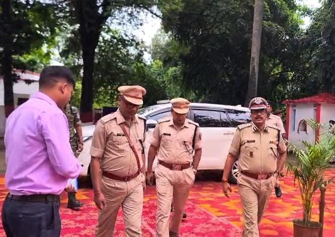 Dhanbad News : सिंदरी पहुंचे आईजी, थानेदारों को बेहतर पुलिसिंग व त्वरित कार्रवाई के निर्देश