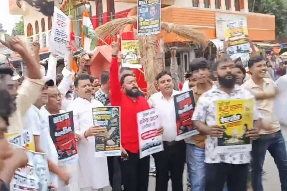 Giridih News : NEET पेपर लीक के विरोध में कांग्रेस का प्रदर्शन, केंद्रीय शिक्षा मंत्री का पुतला दहन