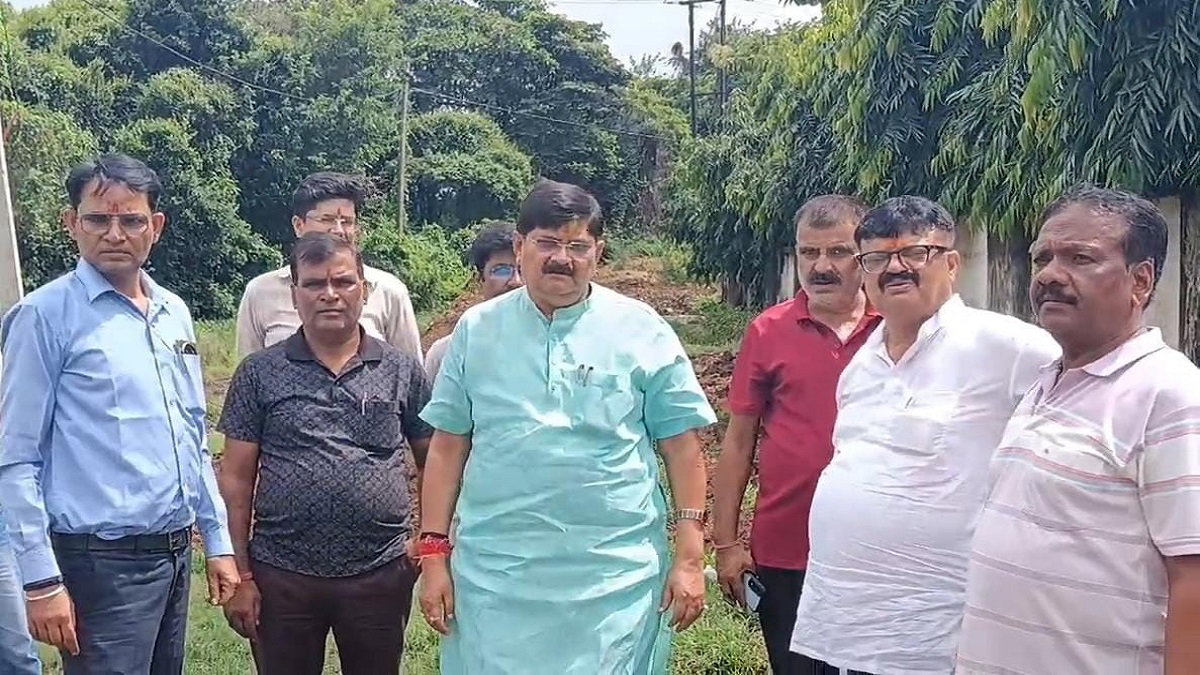Dhanbad News : बाबूडीह पॉलिटेक्निक की बाउंड्री को लेकर विवाद, विधायक ने रुकवाया काम