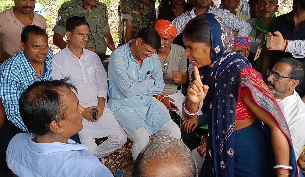 Dhanbad News : सड़क काटने पर भड़के ग्रामीण, एटी देवप्रभा आउटसोर्सिंग का काम किया बंद