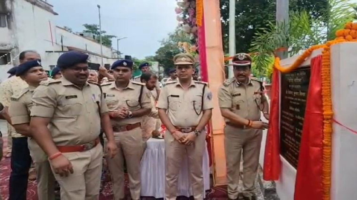 Dhanbad News : आईजी ने किया एसएसपी कार्यालय व हरित वाटिका का उद्घाटन