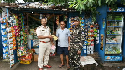 Bokaro News : तंबाकू बिक्री के  खिलाफ चंद्रपुरा व दुग्धा में पुलिस का छापा, 7 दुकानों से वसूला जुर्माना