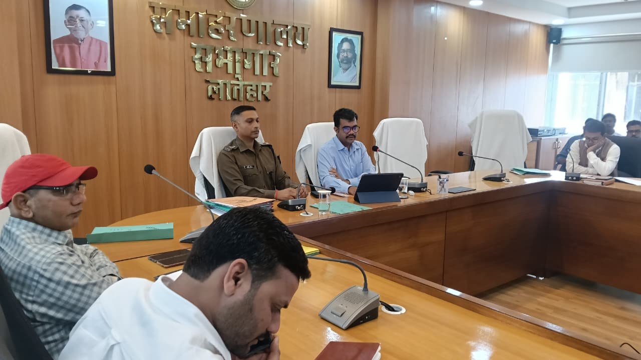 मादक पदार्थों का उत्पादन, भंडारण करने वालों पर करें कार्रवाईः लातेहार डीसी