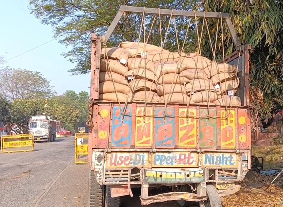 धनबादः शहर में घुसा FCI का अनाज लदा ट्रक, कई जगह मारा धक्का