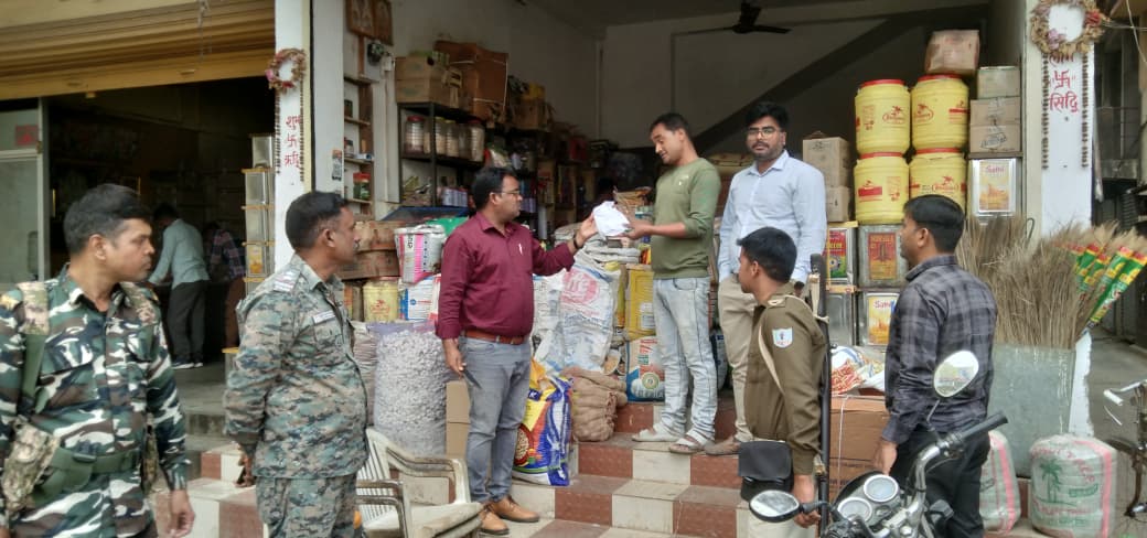 देवघरः जसीडीह में प्लास्टिक के खिलाफ अभियान, दुकानदारों से वसूला  4000 जुर्माना