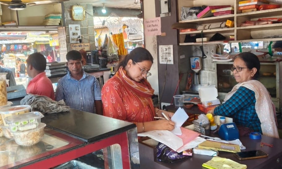 रामगढ़ः फूड सेफ्टी की टीम ने होटलों-मिठाई दुनानों में चलाया जांच अभियान, दी हिदायत