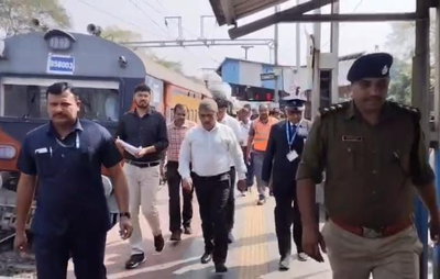 धनबादः आसनसोल मंडल के डीआरएम ने कुमारधुबी रेलवे स्टेशन का किया निरीक्षण