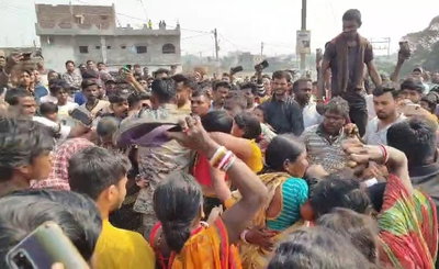 धनबादः बच्चा चोरी की आशंका में तीन महिलाओं की बेरहमी से पिटाई, पुलिस वाहन पर हमला