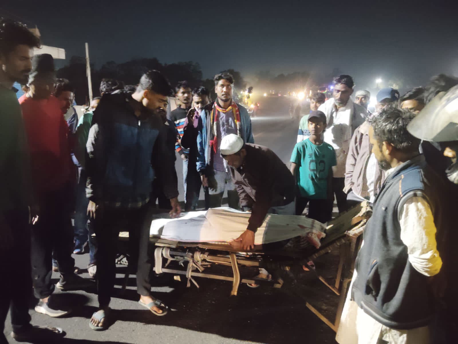 रामगढ़ः कार की टक्कर से बाइक सवार युवक की मौत, ग्रामीणों ने पतरातू मार्ग किया जाम