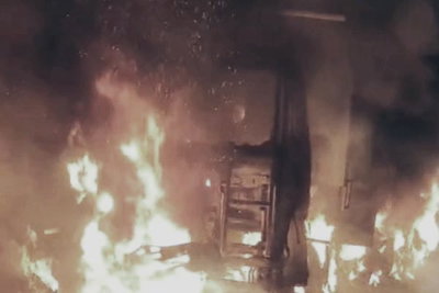 दुमकाः खड़ी 5 गाड़ियों में लगी भीषण आग, जलकर राख