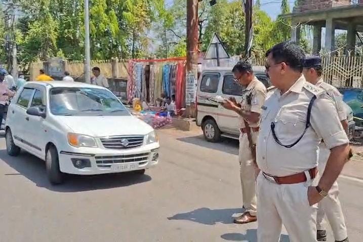 धनबादः स्टील गेट में सघन वाहन जांच अभियान,  बिना नंबर व फर्जी दस्तावेज वालों पर विशेष नजर